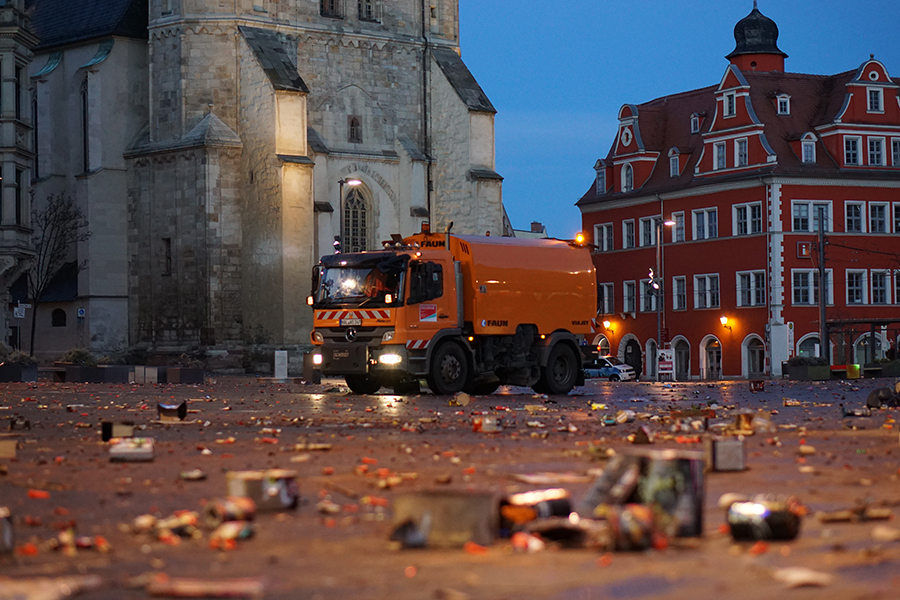 Silvestermüllentsorgung der Halleschen Wasser und Stadtwirtschaft GmbH auf dem Marktplatz Halle (Saale)