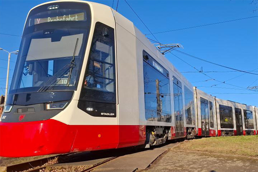 TINA Bahn im Stadtbild.