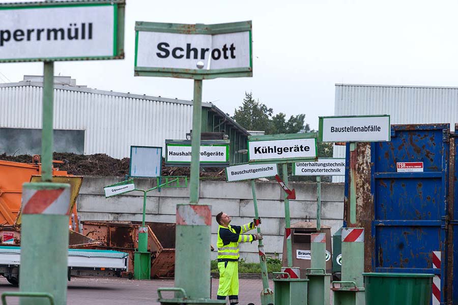 Container auf dem Wertstoffmarkt.