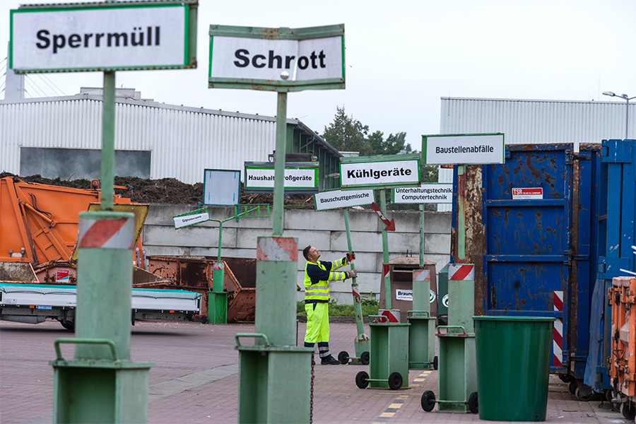 Container auf dem Wertstoffmarkt.