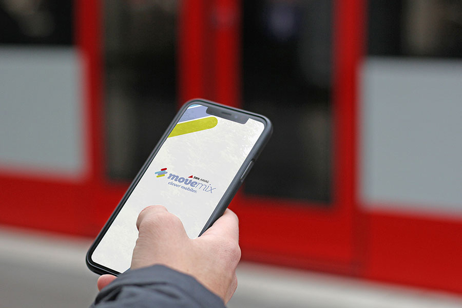 Hand hält Handy mit geöffneter movemix-App.