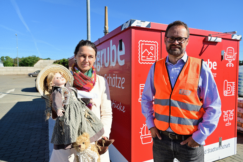 Zwei Personen stehen an der Fundgrube für gebrauchte Schätze.