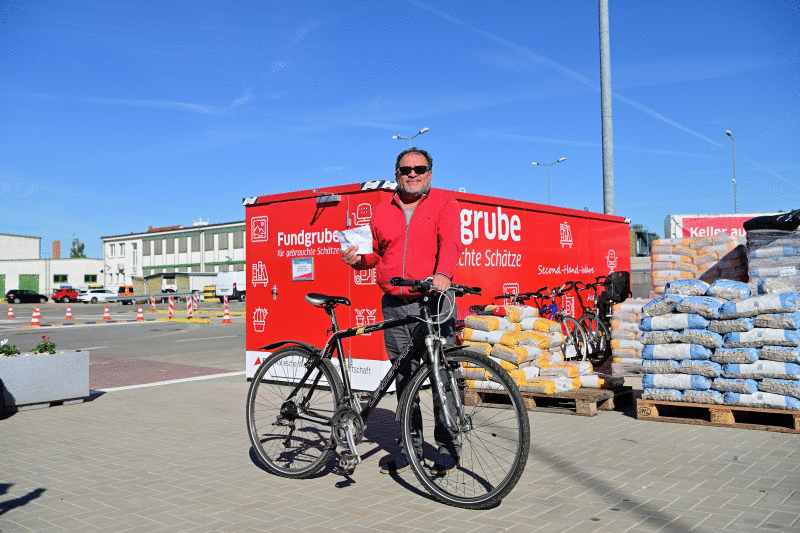 Ein Hallenser steht mit einem Fahrrad an der Fundgrube.