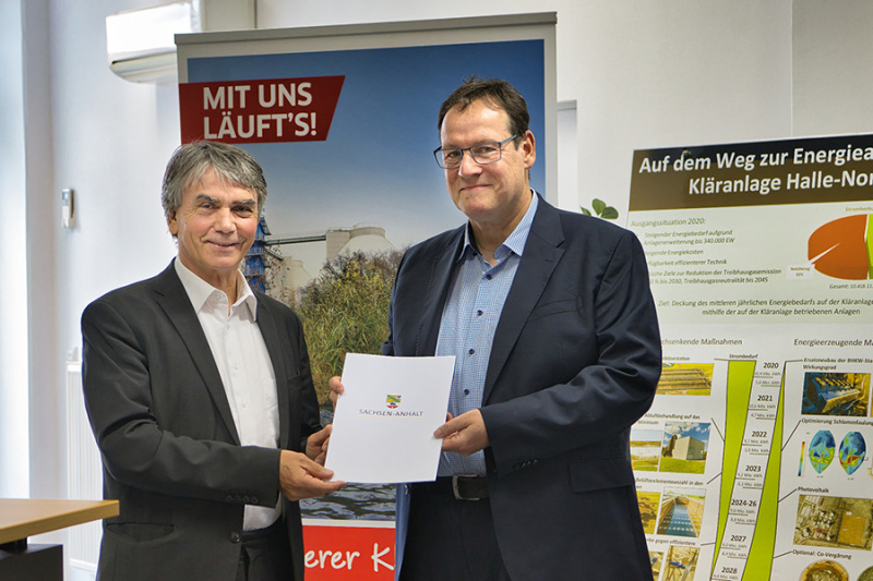 Herr Eichner übergibt an Herrn Wiese den Fördermittelbescheid