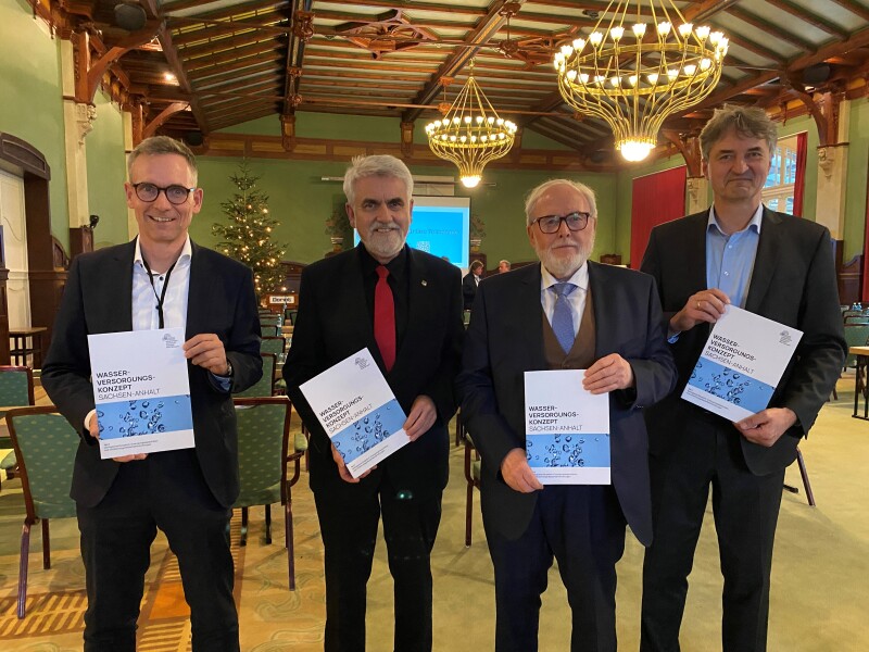 Dr. Ulrich Meyer, Technischer Geschäftsführer Leipziger Wasserwerke, Prof. Dr. Armin Willingmann, Minister für Wissenschaft, Energie, Klimaschutz und Umwelt, Jörg Schulze, Leiter Kompetenzzentrum Wasserwirtschaft und Matthias Lux, Präsidiumsmitglied BDEW Landesgruppe Mitteldeutschland (v. l. n. r.) halten das Wasserversorgungskonzept in den Händen