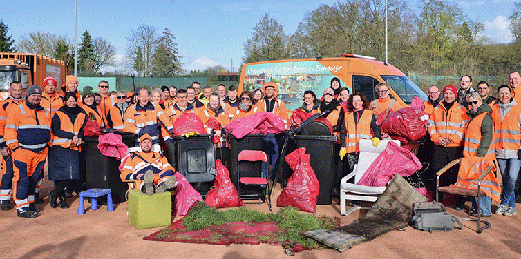 Mitarbeitende der Stadtwerke Halle zeigen nach der Putzaktion ihren gesammelten Müll.
