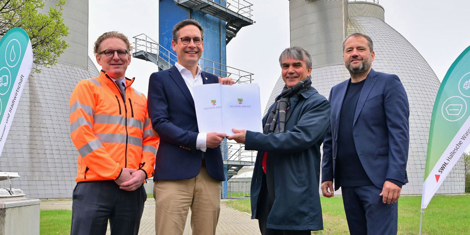 Vertreter aus Politik und Wirtschaft vor dem Klärwerk.