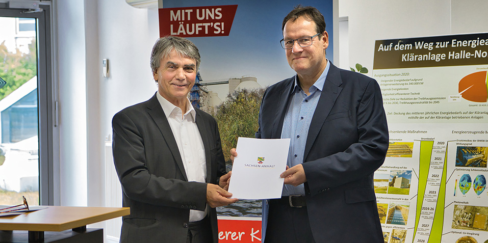 Herr Eichner übergibt an Herrn Wiese den Fördermittelbescheid
