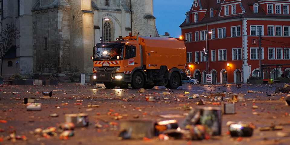 Silvestermüllentsorgung der Halleschen Wasser und Stadtwirtschaft GmbH auf dem Marktplatz Halle (Saale)