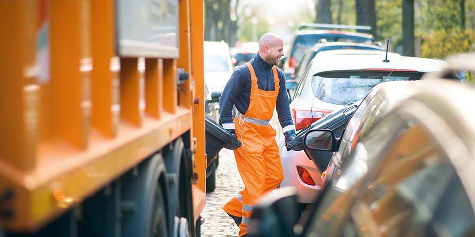 Mitarbeiter mit zwei Mülltonnen.