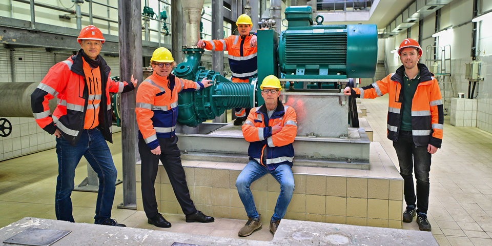5 HWS-Mitarbeiter vor einer Abwasserpumpe