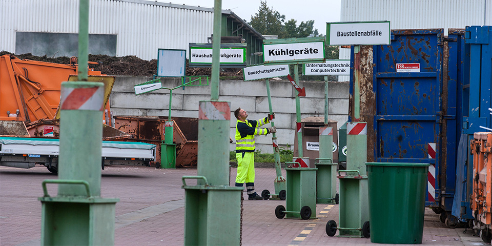 Wertstoffmarkt mit verschiedenen Containern.
