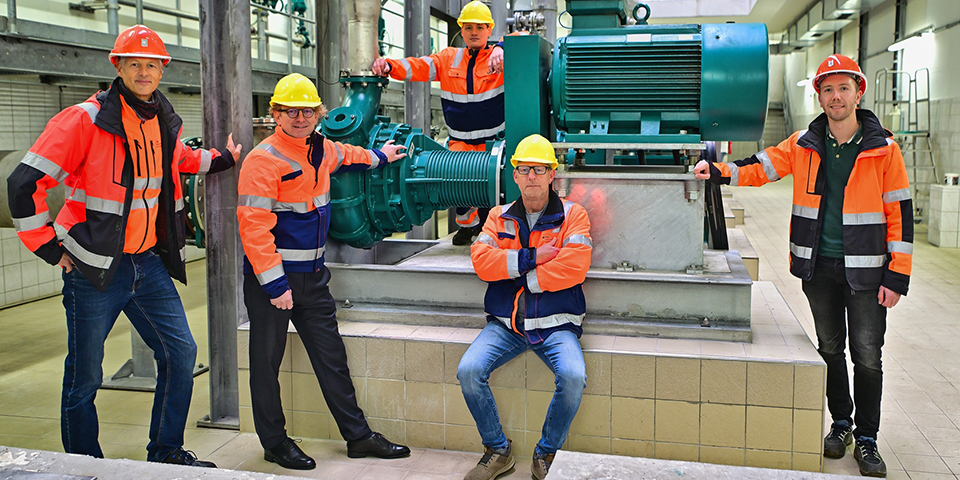 Mitarbeiter vor Abwasserpumpe.