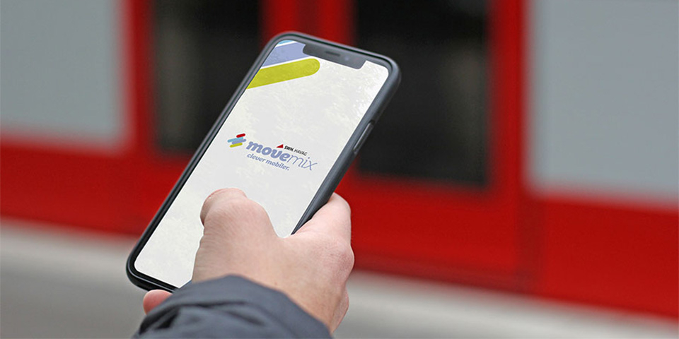 Hand hält Handy mit geöffneter movemix-App.