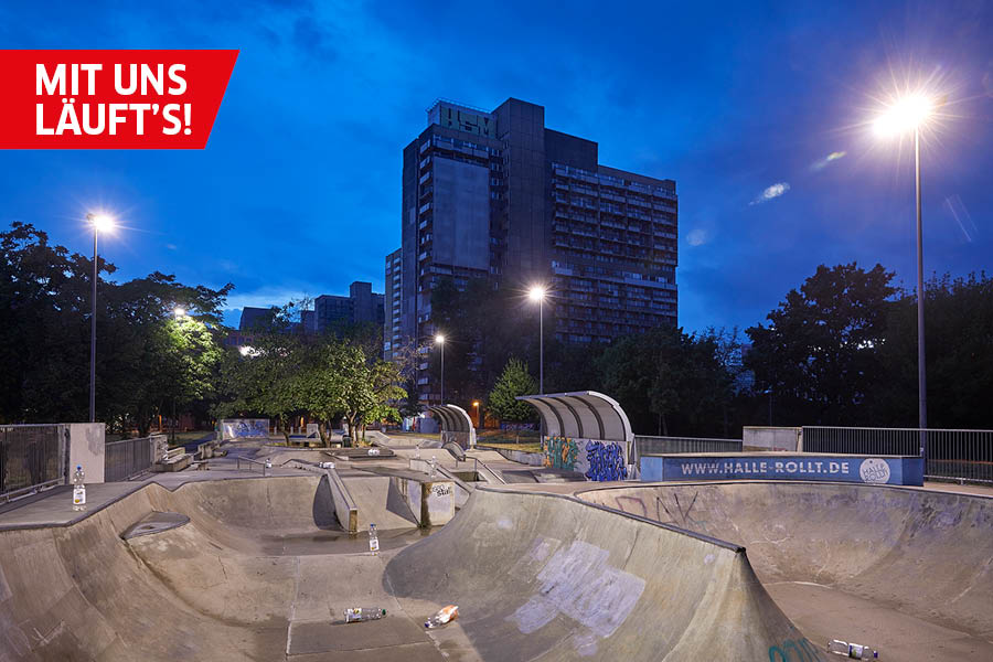 Zur blauen Stunde wird der Skatepark in Halle Neustadt gezeigt. Es liegen Einweg-Plastikflaschen auf der Bahn herum.