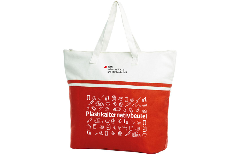 Weiß/roter Beutel aus Baumwolle mit Logo der Halleschen Wasser und Stadtwirtschaft und mit dem Aufdruck „Plastikalternativbeutel“