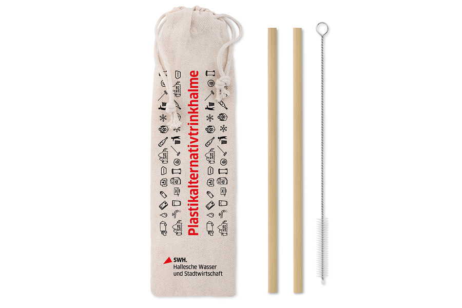 Holztrinkhalme in einem Beutel aus Baumwolle mit dem Aufdruck „Plastikalternativtrinkhalme“