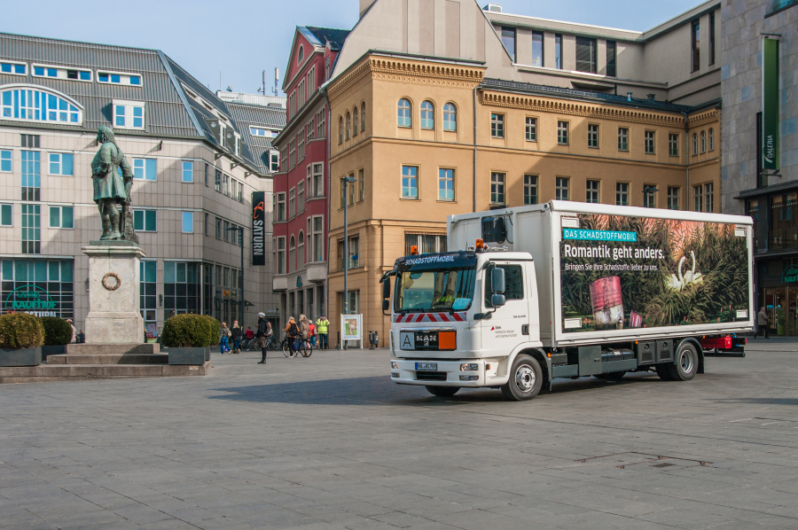 Schadstoffmobil steht auf dem Markt in Halle (Saale)