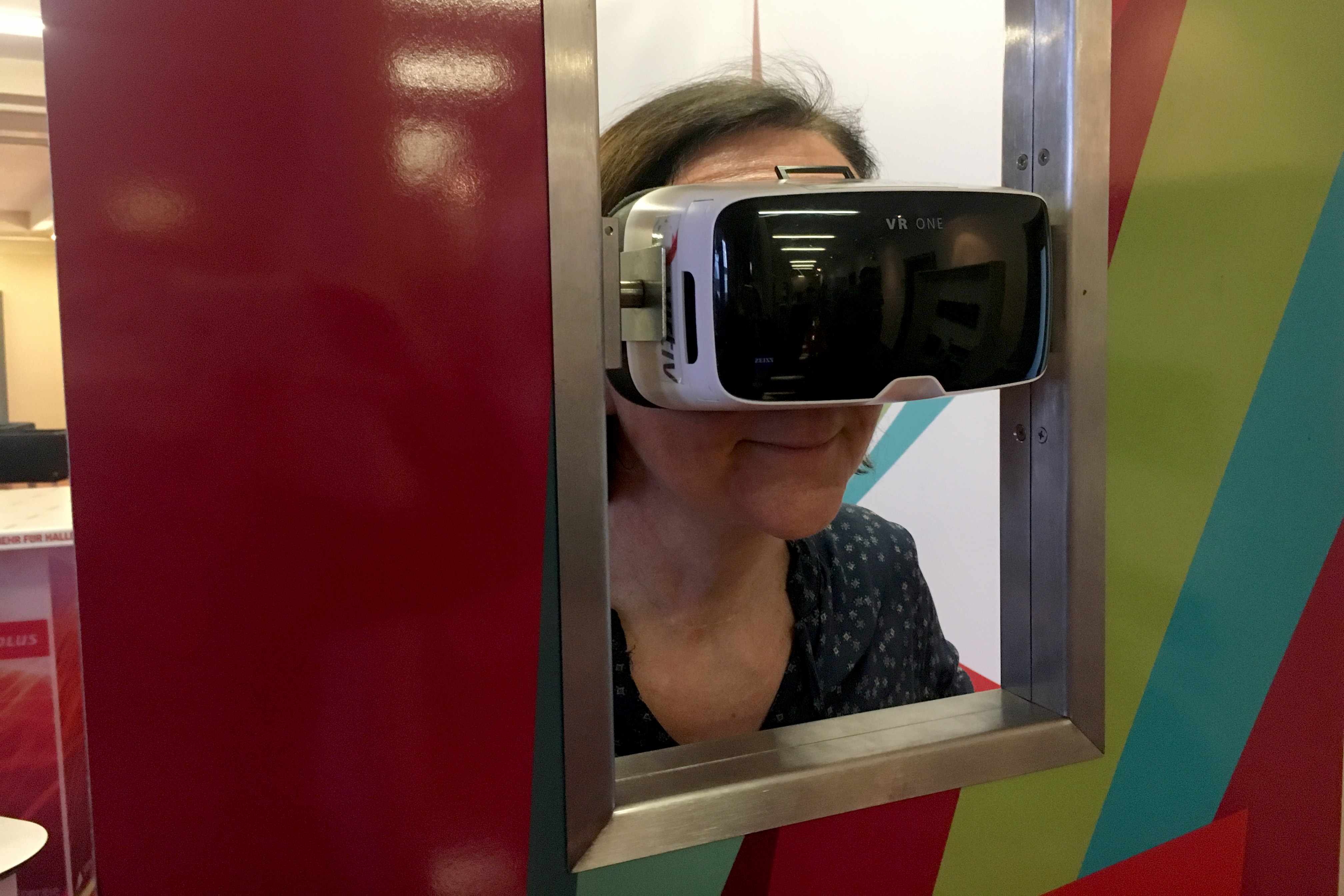 Eine Frau sieht durch eine VR-Brille.