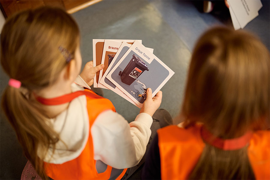 Kinder spielen das XXL Entsorgungsmemo.