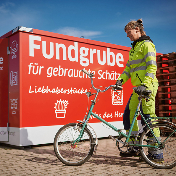 Mitarbeiterin vor Container.