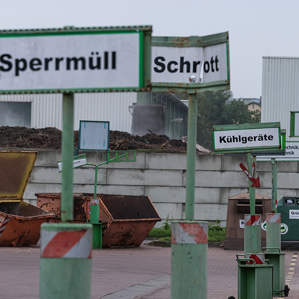 Schilder mit Wertstoffkategorien.
