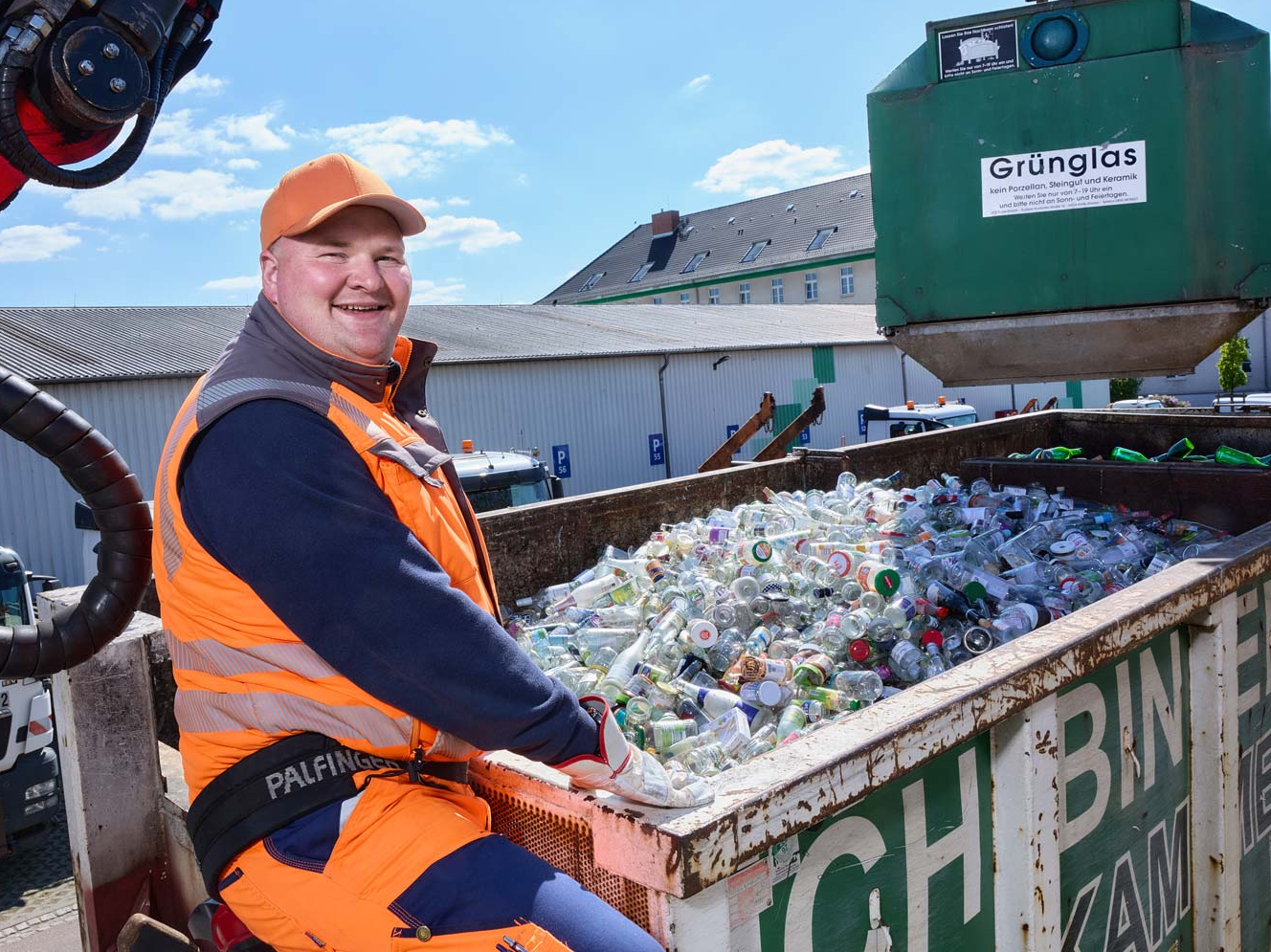 Mitarbeiter mit Altglas.