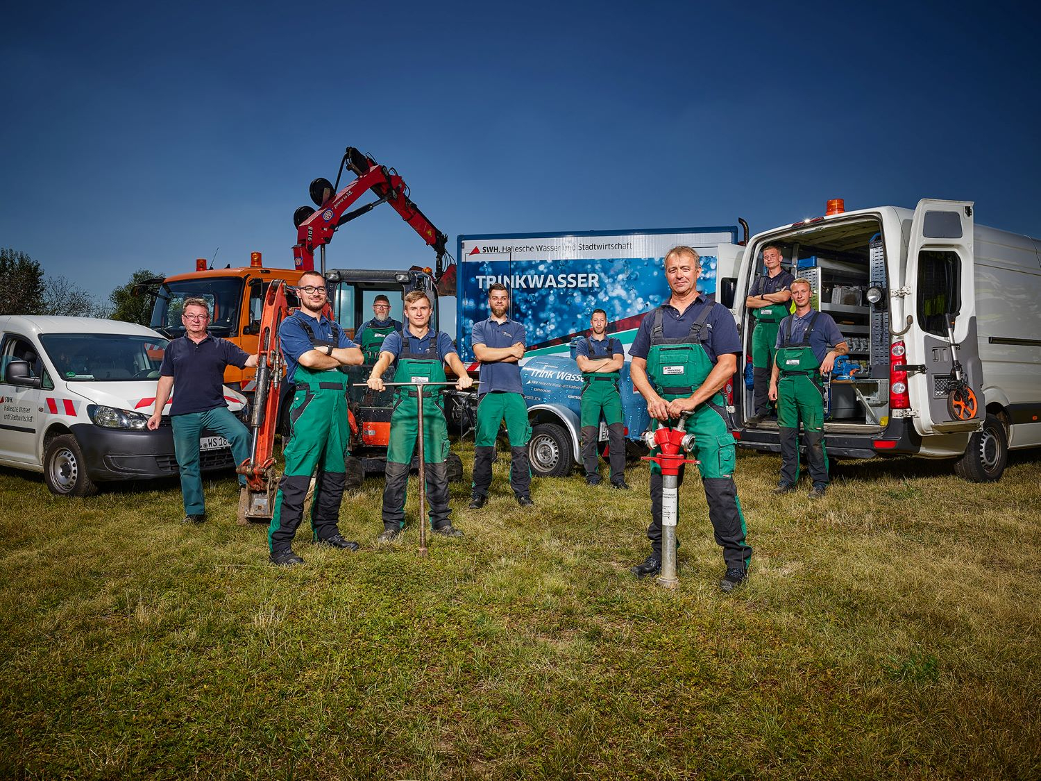 Mitarbeitende mit Arbeitsmaterialien.