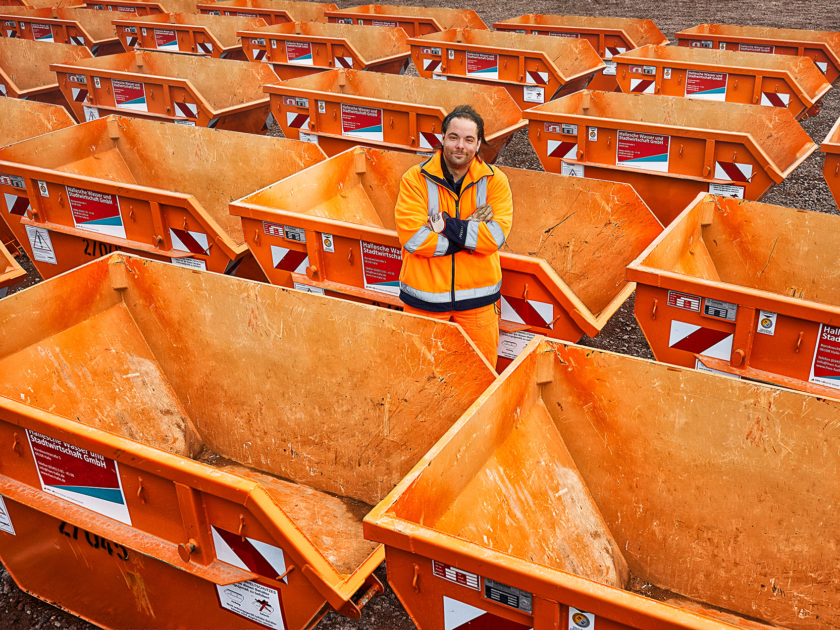 Mitarbeiter zwischen Containern.