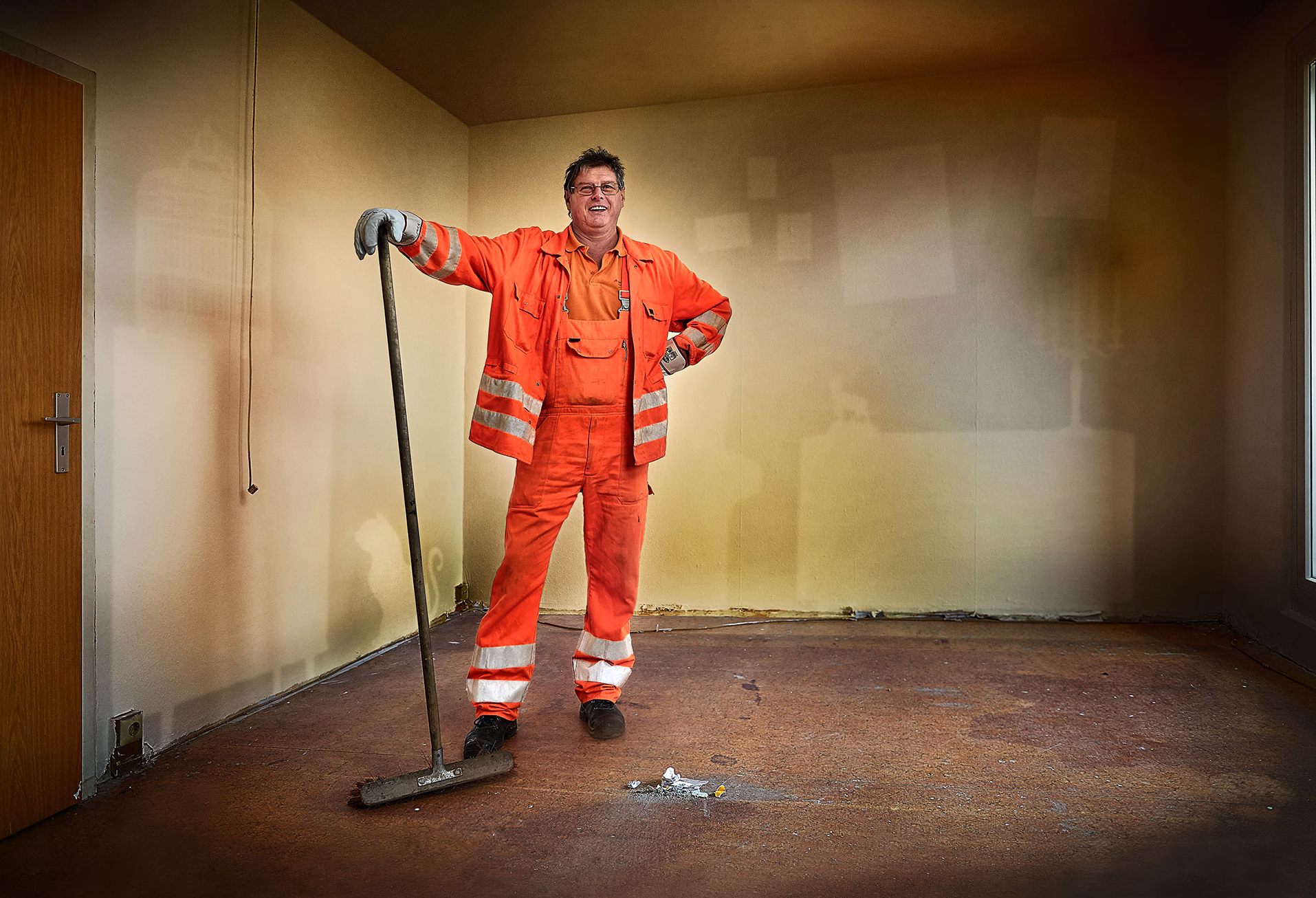 Mitarbeiter in leerer Wohnung.