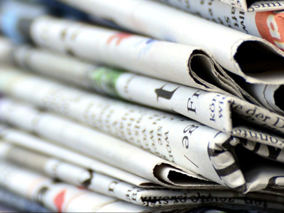 Ein Stapel Zeitungen.