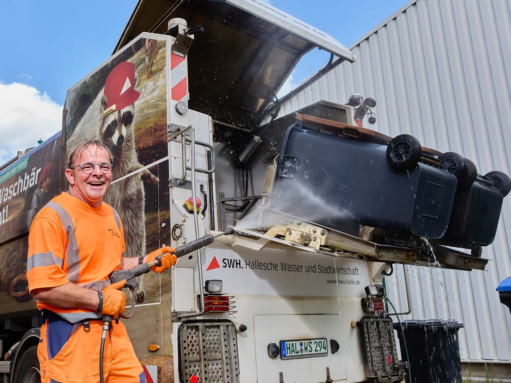 Mitarbeiter mit Waschmobil.