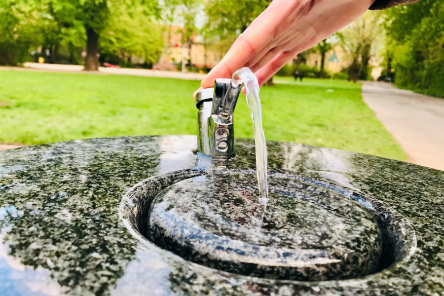 Aus einem Trinkbrunnen sprudelt frisches Trinkwasser.