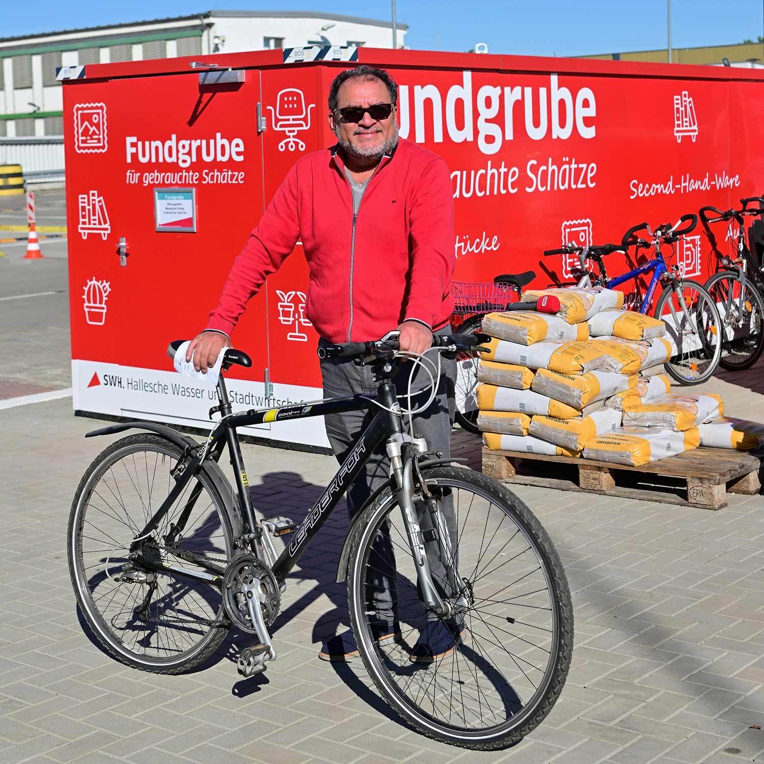 Kunde mit gebrauchtem Fahrrad.