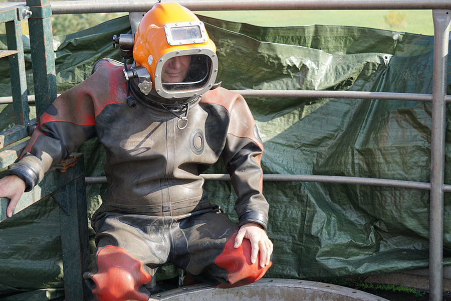 Taucher mit Taucheranzug.