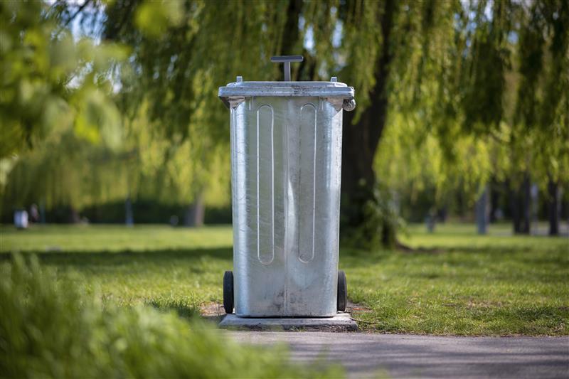 Verzinkte Stahlblechtonne.