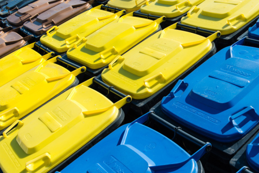 Verschiedenfarbige Mülltonnen.