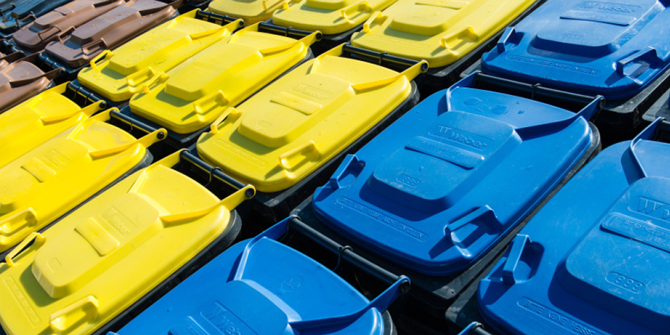 Verschiedenfarbige Mülltonnen.