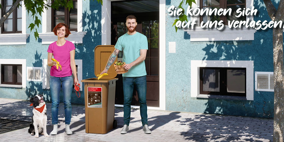 Gezeichnetes Paar mit Hunde neben Mülltonne.