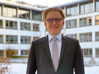 Neuer HWS Geschäftsführer im Innenhof der Stadtwerke Halle GmbH